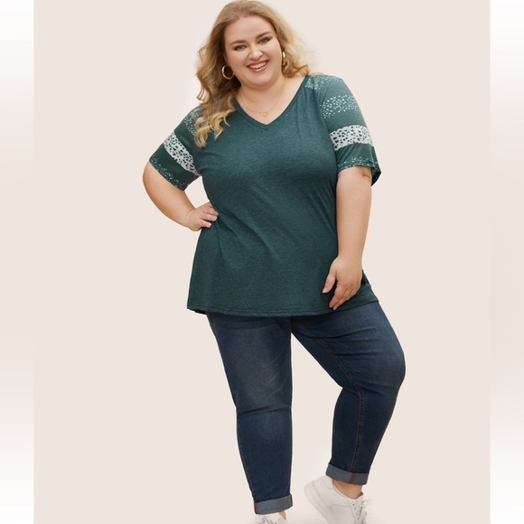 BloomChic Plus Size 5XL Ditsy Floral Colorblock Contrast Raglan Sleeve T-shirt - Picture 6 of 7